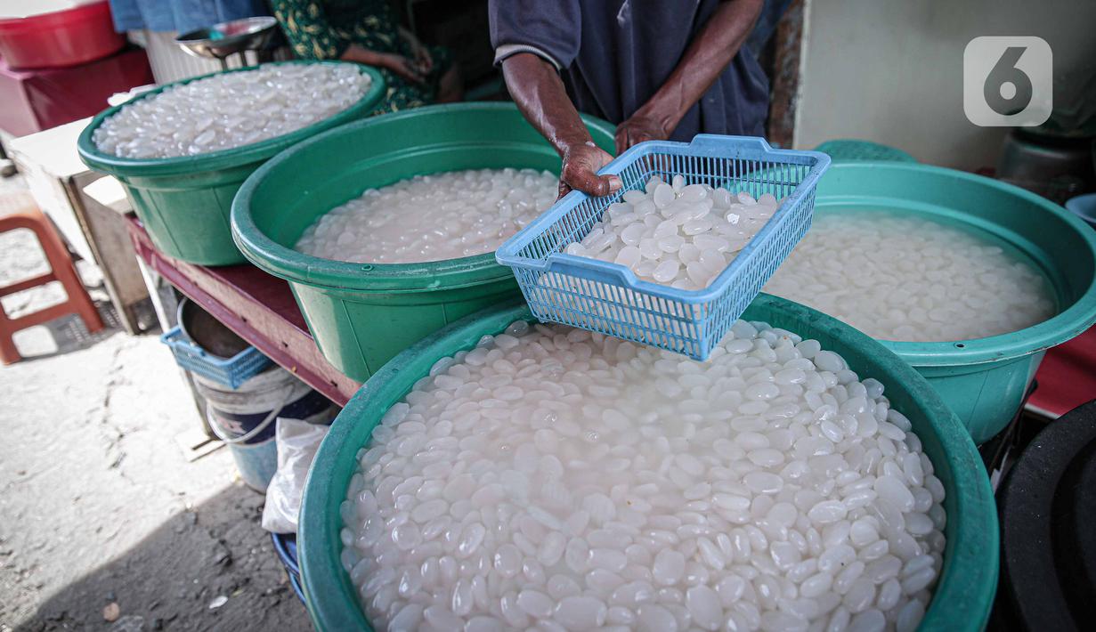 Pedagang memilah kolang kaling dagangannya di kawasan Tanah Abang, Jakarta, Kamis (7/4/2022). Pedagang mengatakan penjualan kolang kaling di masa pandemi kali ini meningkat hingga 80 persen dibandingkan pada bulan Ramadhan tahun lalu. (Liputan6.com/Faizal Fanani)