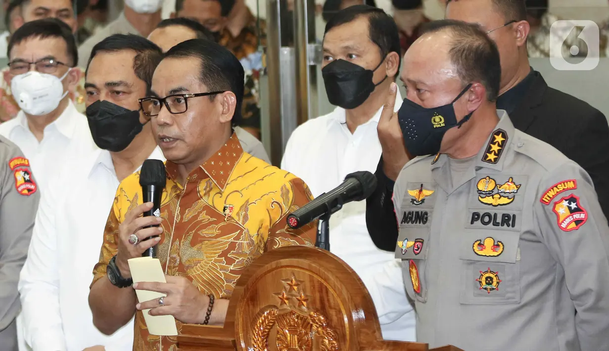 Dirtipidum Bareskrim Polri, Brigjen Pol Andi Rian Djajadi memberikan keterangan dalam jumpa pers di Gedung Bareskrim Mabes Polri, Jakarta, Jumat (19/8/2022). Polrimenetapkan istri mantan Kadiv Propam Polri Irjen Ferdy Sambo, Putri Candrawathi, sebagai tersangka terkait kasus kematian Brigadir J atau Brigadir Nofriansyah Yoshua Hutabarat. (Liputan6.com/Herman Zakharia)