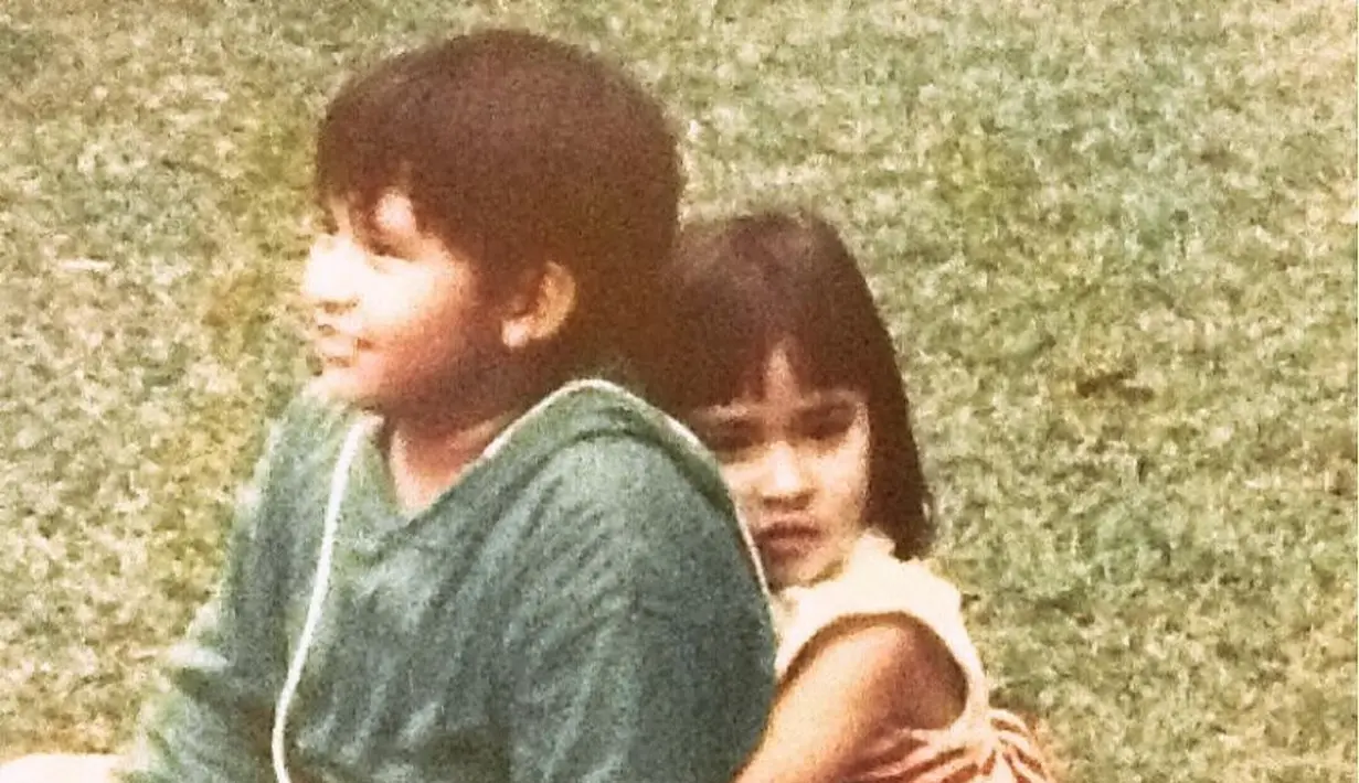 Raisa sangat dekat dengan kakak kandungnya, Rinaldi sejak kecil. Beberapa momen kedekatan mereka diabadikan dalam foto. (Instagram @riaallan2388)