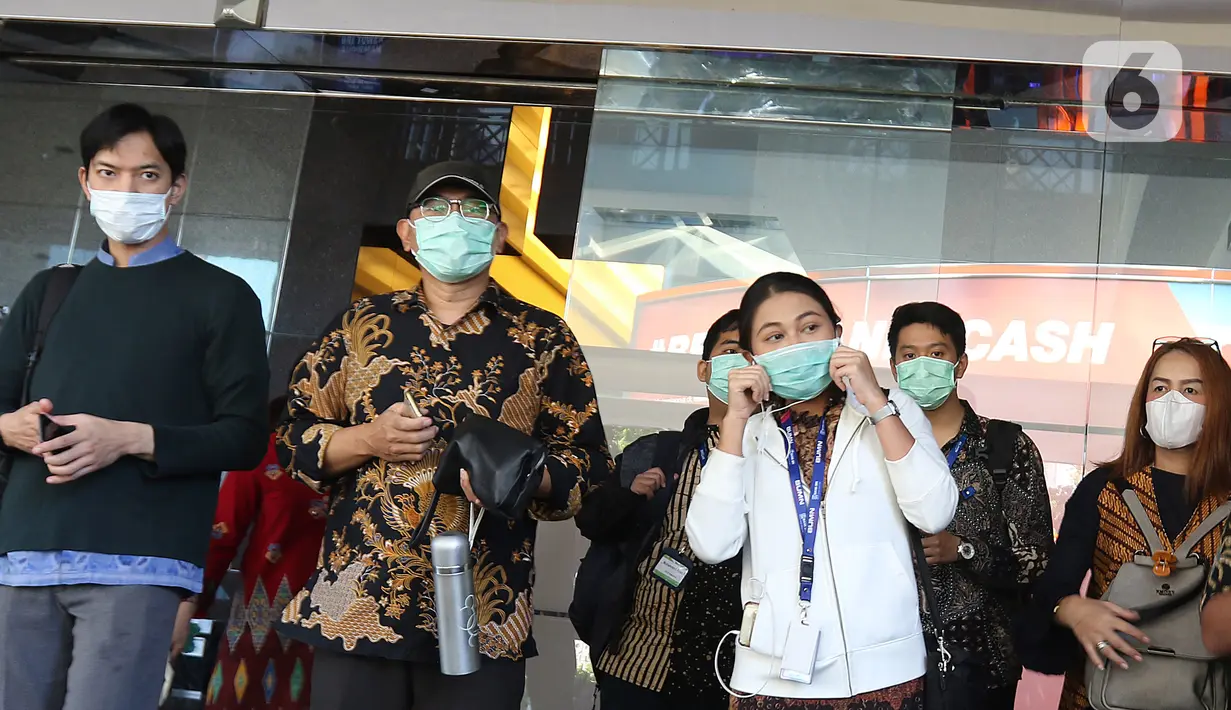 Sejumlah karyawan menggunakan masker saat keluar dari gedung kantor Bank BRI, Jakarta, Kamis (23/1/2020). BRI menyatakan telah melakukan pengendalian risiko keselamatan bagi pekerja BRI dengan memberikan masker untuk seluruh pekerja Kantor Pusat Bank BRI. (Liputan6.com/Herman Zakharia)