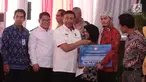 Menko Polhukam Wiranto didampingi Ketua Lembaga Perlindungan Saksi dan Korban (LPSK) Abdul Haris Semendawai memberi kompensasi kepada sejumlah perwakilan korban terorisme di Kantor LPSK, Jakarta, Kamis (6/9). (Liputan6.com/Faizal Fanani)