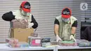 Dalam operasi tersebut, KPK menangkap delapan orang, termasuk Bupati Sudewo, dua camat, tiga kepala desa, dan dua calon perangkat desa di lingkungan Kabupaten Pati Jawa Tengah. Tampak dalam foto, petugas menyusun tumpukan uang barang bukti Operasi Tangkap Tangan (OTT) Bupati Pati Sudewo di Gedung Merah Putih Komisi Pemberantasan Korupsi (KPK), Jakarta, Selasa (20/1/2026). (Liputan6.com/Helmi Fithriansyah)