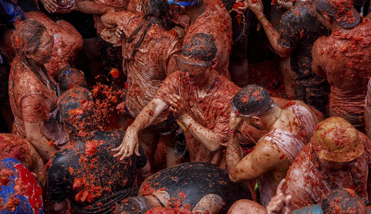 La Tomatina kemudian secara resmi dinyatakan sebagai Festival Minat Turis Internasional pada 2002 dan menarik lebih banyak tur mancanegara. (AP Photo/Alberto Saiz)
