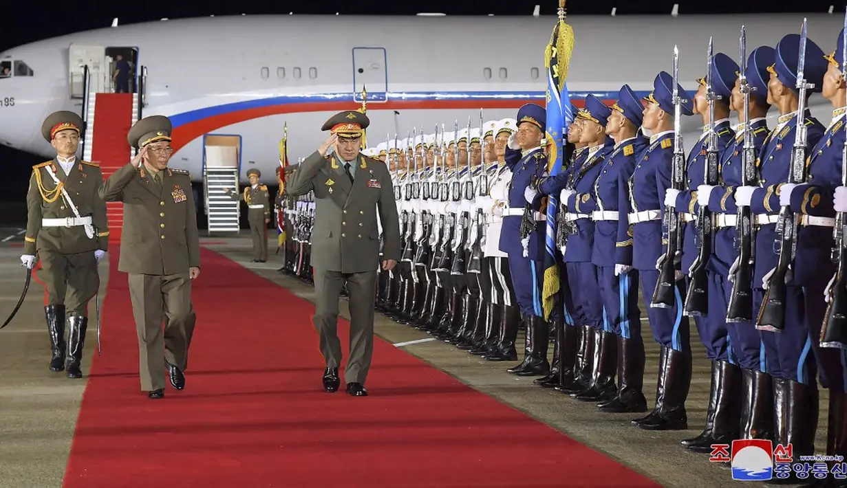 <p>Sementara itu, Menteri Pertahanan Rusia Sergei Shoigu telah tiba di Pyongyang untuk menghadiri perayaan 70 tahun Perang Korea yang digelar rezim Kim Jong Un pekan ini. (STR/KCNA VIA KNS/AFP)</p>