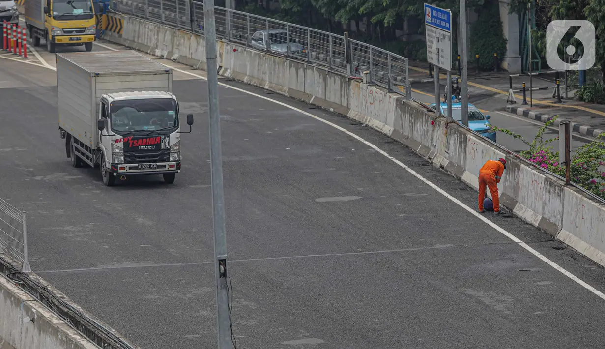 Kendaraan melintasi jalan tol Kebon Bawang, Tanjung Priok, Jakarta, Kamis (5/11/2020). Tarif baru Tol Jakarta Outer Ring Road (JORR) I, Jalan Tol Akses Tanjung Priok (ATP) dan Jalan Tol Pondok Aren-Ulujami mengalami kenaikan Rp 1.000 hingga Rp 1.500 dalam waktu dekat. (Liputan6.com/Faizal Fanani)