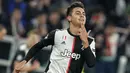 Penyerang Juventus, Paulo Dybala berselebrasi usai mencetak gol ke gawang Atletico Madrid pada pertandingan Grup D Liga Champions di stadion Allianz di Turin, Italia (26/11/2019). Juventus menang tipis atas Atletico Madrid 1-0. (AP Photo/Antonio Calanni)