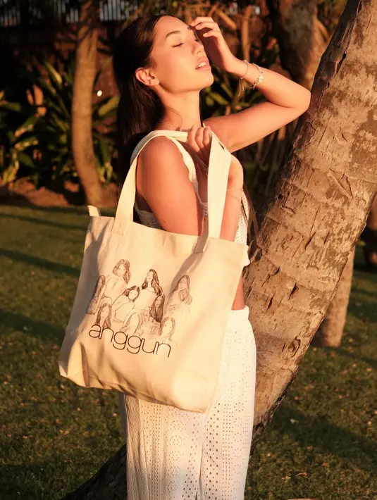 Sedangkan Kirana yang justru bak adik Anggun dengan kecantikan naturalnya, tampil mengenakan atasan cropped top putih dan celana panjangnya yang serasi, memamerkan perutnya yang rata. [Foto: Instagram/anggun_cipta]