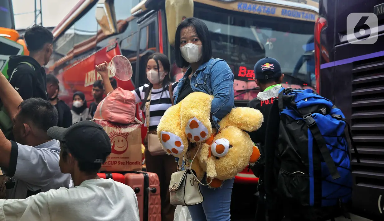 Sebelumnya, pada Rabu (26/3/2025) pemudik yang berangkat dari Terminal Kalideres Jakarta Barat, jumlahnya hampir menembus tiga ribu orang. (Liputan6.com/Angga Yuniar)