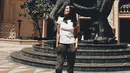 Cukup pakai celana jeans dan kaus, Sophia Latjuba tak kehilangan aura seksinya. Meski gayanya effortless namun ia tetap berhasil memukau perhatian orang banyak.  (Instagram/sophia_latjuba88)