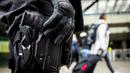 Seorang polisi berjaga di pintu masuk sebuah stasiun di Rotterdam, Senin (18/3). Pihak keamanan di Belanda meningkatkan keamanan di bandara dan bangunan penting lainnya usai penembakan di Utrecht yang menewaskan 3 orang.  (KOEN VAN WEEL/ANP/AFP)