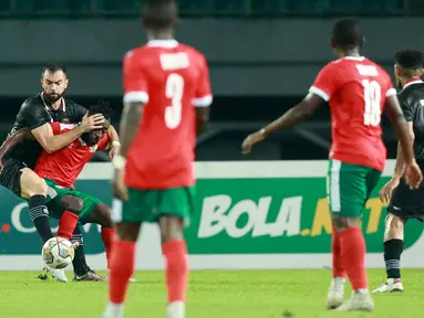 Pemain Timnas Indonesia, Jordi Amat, menjaga ketat pemain Burundi pada pertandingan kedua FIFA Matchday di Stadion Patriot Candrabhaga, Bekasi, Selasa (28/3/2023). Kedua tim bermain imbang 2-2. (Bola.com/M Iqbal Ichsan)