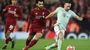 Franck Ribery mencoba melewati Mohamed Salah pada leg 1, babak 16 besar Liga Champions yang berlangsung di stadion Anfield, Liverpool, Rabu (20/2). Liverpool imbang 0-0 kontra Bayern Munchen. (AFP/Oli Scarff)
