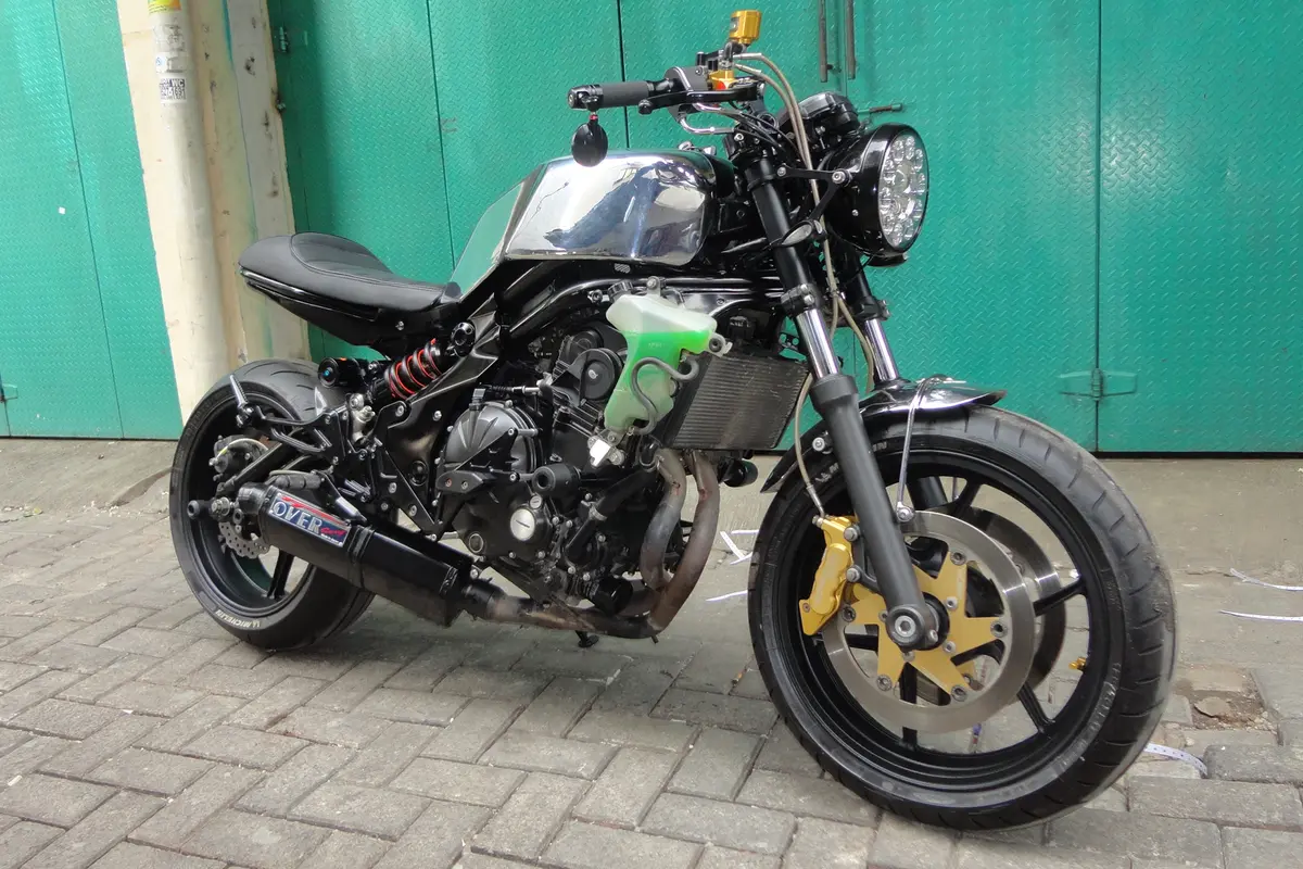 Begini Jadinya Kalau Kawasaki ER-6 Disulap Jadi Cafe Racer