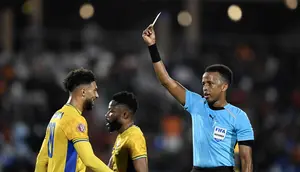 Wasit asal Somalia, Omar Abdulkadir Artan, batal memimpin pertandingan Piala Dunia 2026 karena tak mendapatkan izin masuk ke Amerika Serikat. (AFP/Khaled DESOUKI)