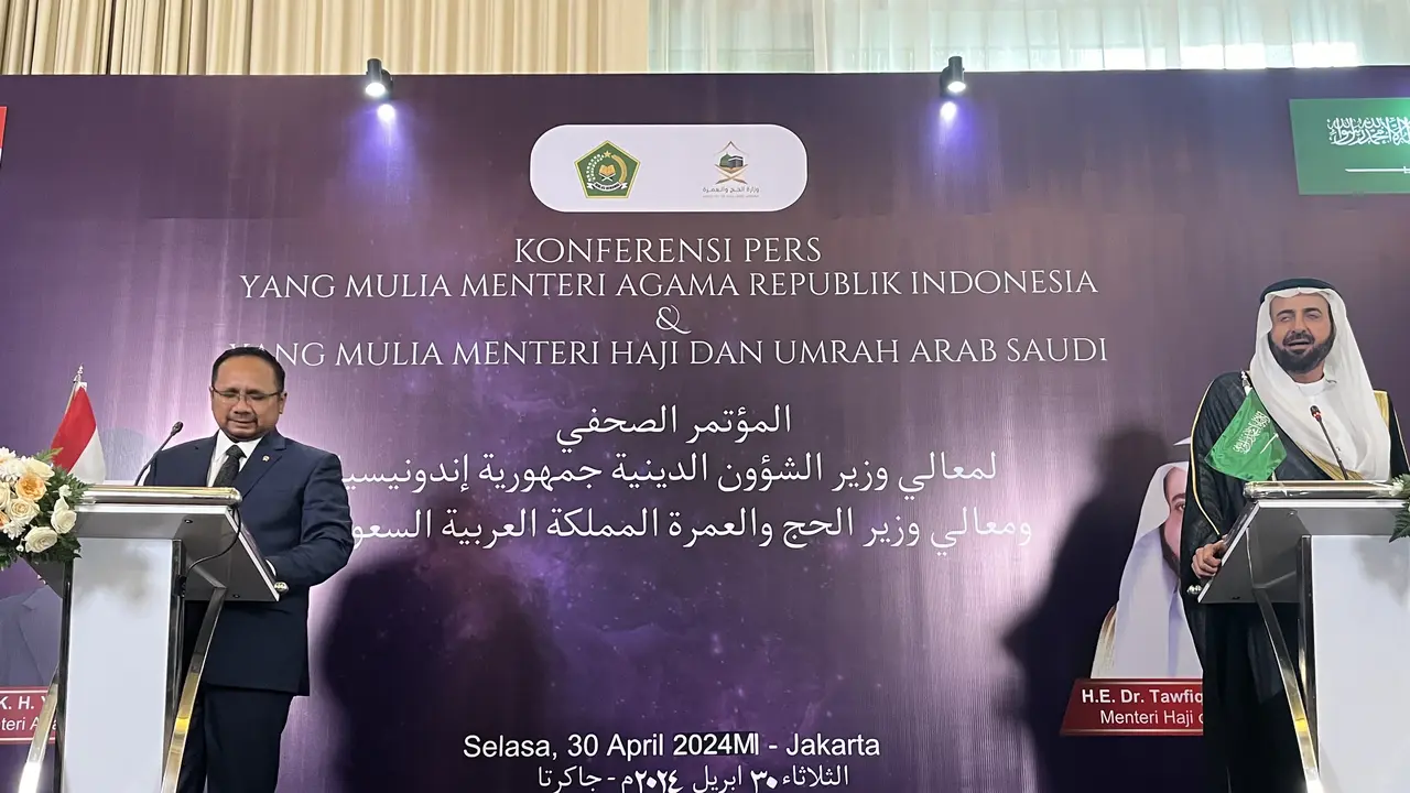 Menteri Agama (Menag) Yaqut Cholil Qoumas usai melaksanakan pertemuan bilateral dengan Menteri Haji dan Umrah Arab Saudi Tawfiq bin Fawzan Al-Rabiah di Hotel Four Seasons, Jakarta Selatan, Selasa (30/4/2024). (Liputan6.com/Winda Nelfira)
