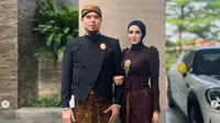 Ahmad Dhani, Mulan Jameela Jadi Sorotan&nbsp;Hadiri Jumenengan Mangkunegaran X di Solo.&nbsp; foto: (dok.Instagram @mulanjameela1/https://www.instagram.com/p/DFw8MViTC07/Henry)
