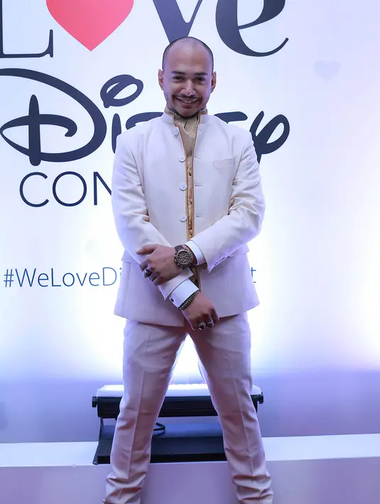 Selain menyanyi pop, rock, lelaki berkepala plontos ini berakting dalam video klipnya.  Dalam pengambilan gambarnya, Husein Alatas dituntut untuk berakting di dalam studio. (Galih W. Satria/Bintang.com)