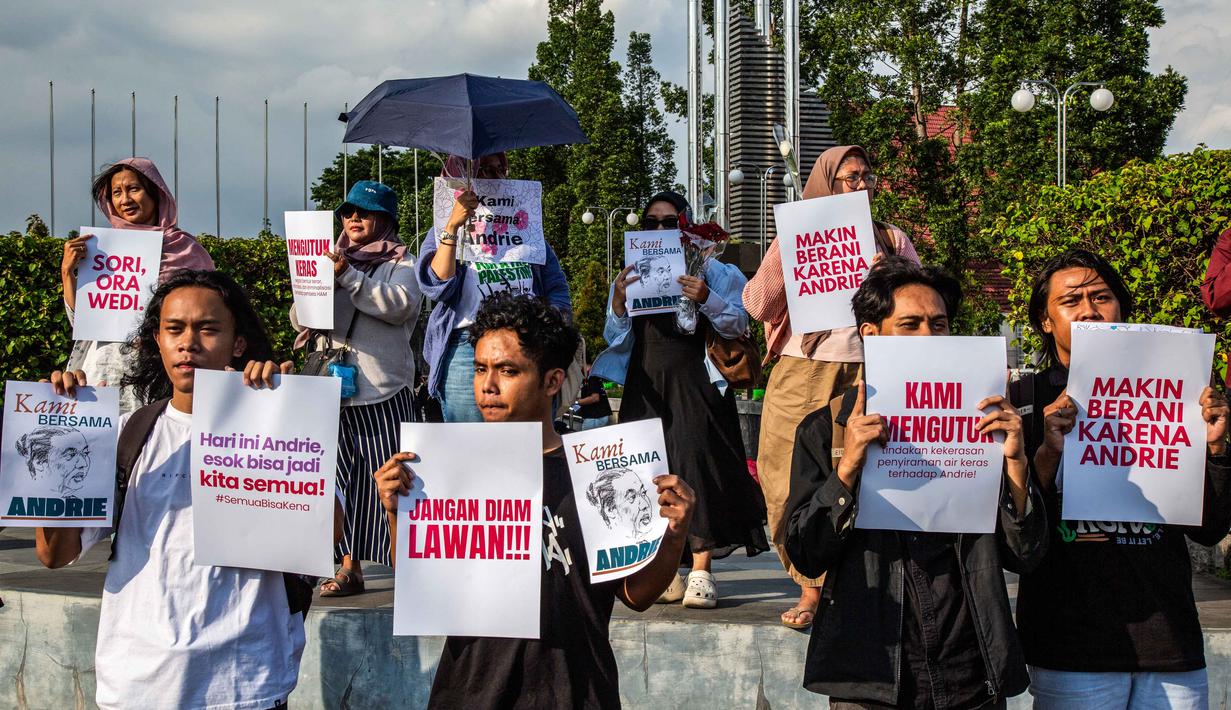 Koordinator Badan Pekerja KontraS, Dimas Bagus Arya, mengatakan bahwa peristiwa tersebut terjadi pada Kamis (12/3/2026) malam, sekitar pukul 23.00 WIB. Tampak dalam foto, para aktivis memegang poster selama demonstrasi untuk mendukung Wakil Koordinator KontraS, Andrie Yunus, yang disiram air keras oleh orang tak dikenal, Yogyakarta, 14 Maret 2026. (DEVI RAHMAN/AFP)