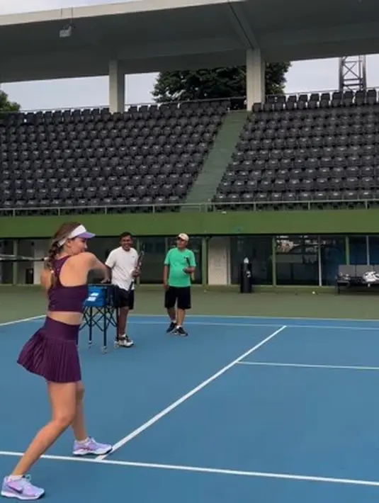 Luna Maya bermain tenis [Instagram/lunamaya]