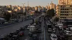 Mobil-mobil terjebak kemacetan di jalan raya saat gelombang warga mengungsi akibat serangan udara Israel di Dahiyeh, pinggiran selatan Beirut, Lebanon, Kamis 5 Maret 2026. Serangan dan ancaman Israel memicu krisis pengungsian massal di Lebanon selatan. Puluhan ribu warga terpaksa meninggalkan rumah mereka. (AP Photo/Bilal Hussein)