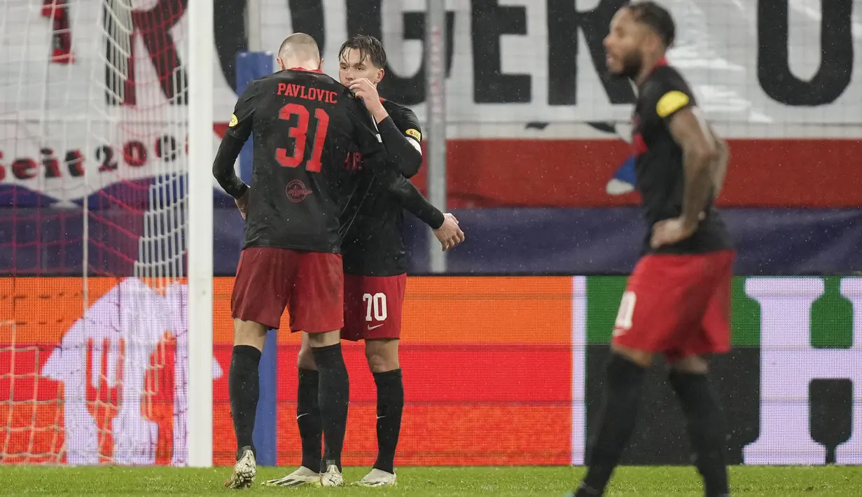 Reaksi kecewa para pemain RB Salzburg setelah menelan kekalahan 1-3 dari Benfica pada laga matchday keenam Grup D Liga Champions 2023/2024 di Red Bull Arena, Salzburg, Austria, Rabu (13/12/2023) dini hari WIB. (AP Photo/Matthias Schrader)