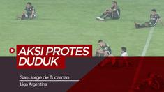 Tidak Puas Keputusan Wasit, Klub Argentina Lakukan Aksi Duduk Diam di Lapangan