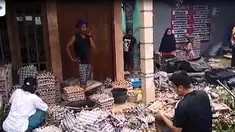 Sebelum menabrak rumah, truk sempat oleng dan menabrak rambu lalu lintas di tepi jalan.