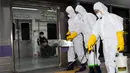 Petugas melakukan disinfeksi di stasiun kereta bawah tanah Gwanghwamun, Seoul, Korea Selatan, Jumat (28/2/2020). Hingga 28 Februari 2020, Korea Selatan mengonfirmasi total jumlah pasien terinfeksi virus corona COVID-19 sebanyak 2.337 orang. (Xinhua/Lee Sang-ho)