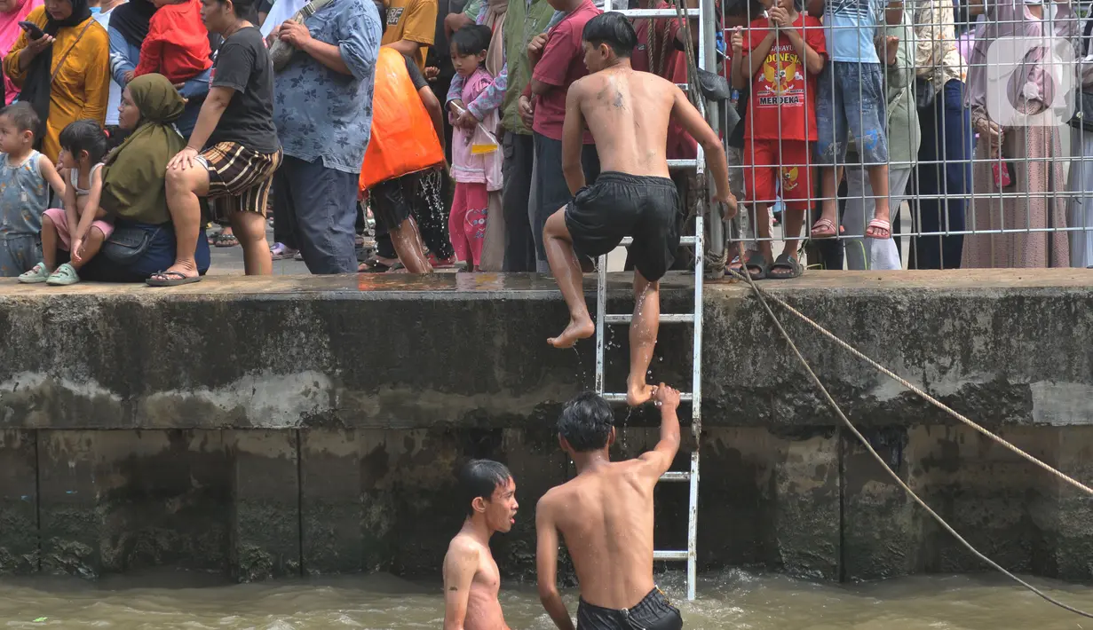 Rencananya lomba titian bambu dan gebuk bantal akan digelar hingga Minggu (25/8/2024) dengan menyediakan berbagai hadiah yang lebih banyak dibanding hari pertama. (merdeka.com/Imam Buhori)