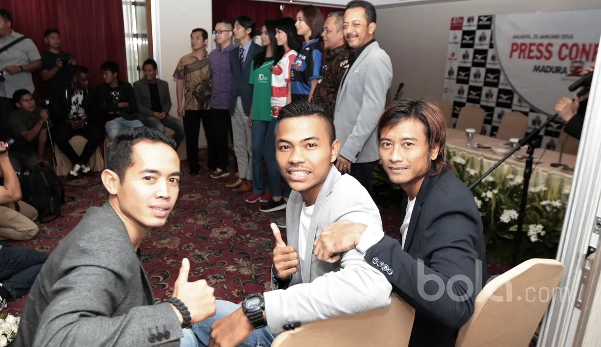 Tiga pemain Madura United berpose saat peluncuran Jersey tim di Hotel Century, Jakarta, Rabu (25/1/2017). (Bola.com/Nicklas Hanoatubun)
