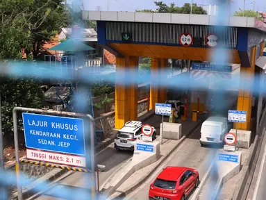 Sejumlah pengguna jasa tol saat melakukan transaksi pembayaran di gerbang tol Karang Tengah, Tangerang, Selasa (24/11/2020). Kementerian PUPR segera menerapkan teknologi transaksi pembayaran tol non-tunai tanpa sentuh (nir-sentuh) atau multi-lane free flow (MLFF). (Liputan6.com/Angga Yuniar)