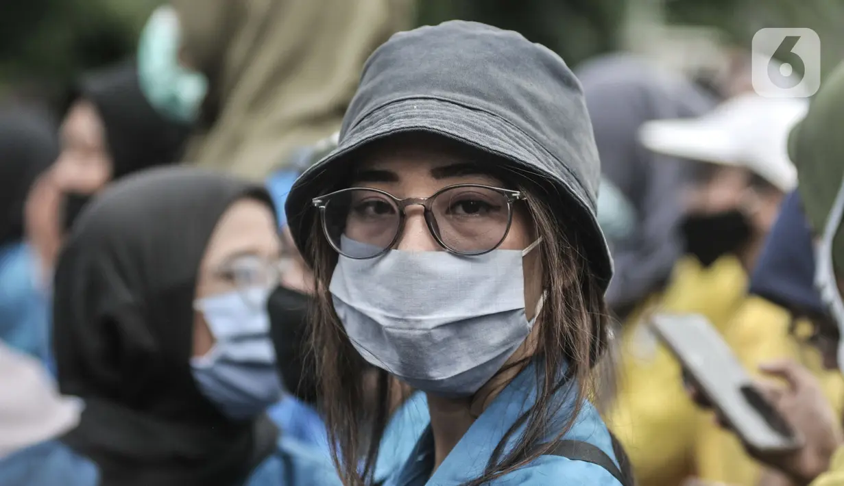 Mahasiswi saat mengikuti aksi menolak UU Cipta Kerja di kawasan Patung Kuda, Jakarta, Selasa (20/10/2020). Puluhan mahasiswi turut menghiasi aksi menolak UU Cipta Kerja yang diikuti oleh buruh, mahasiswa, dan pelajar. (merdeka.com/Iqbal S. Nugroho)