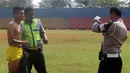 Polisi pun menggunakan kesempatan berfoto dengan Ferdinand Sinaga seusai latihan Sriwijaya FC di Stadion Soemantri Brojonegoro, Jakarta, Jumat (16/10/2015) pagi WIB. (Bola.com/Nicklas Hanoatubun)