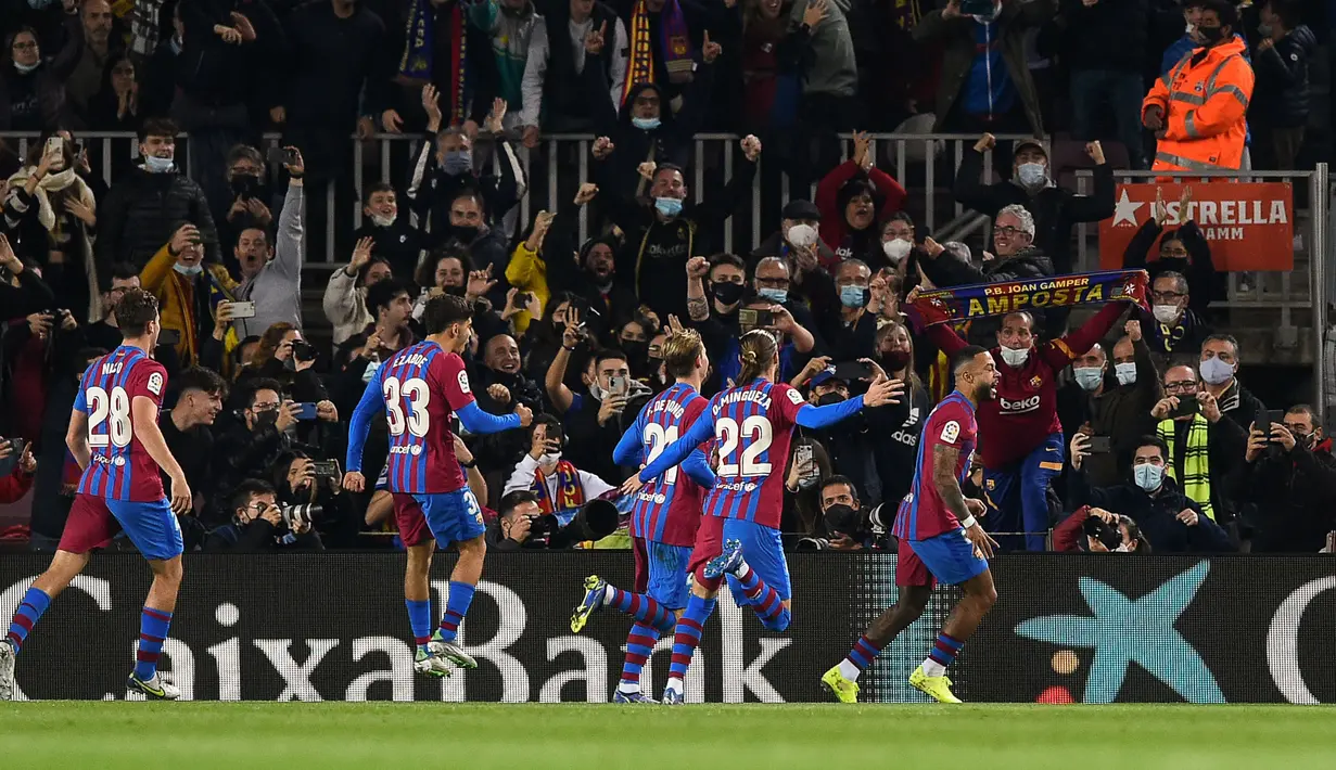 Depay yang maju sebagai penendang sukses mengecoh Lopez ke sisi kanan dan membuat Barcelona unggul 1-0. (AFP/Josep Lago)