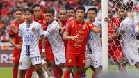 Sejumlah pemain Persija Jakarta dijaga pemain Persijap dalam laga lanjutan BRI Super League 2025/2026 di Stadion Utama Gelora Bung Karno (SUGBK), Senayan, Jakarta, Sabtu (03/01/2025). (Bola.com/Abdul Aziz)