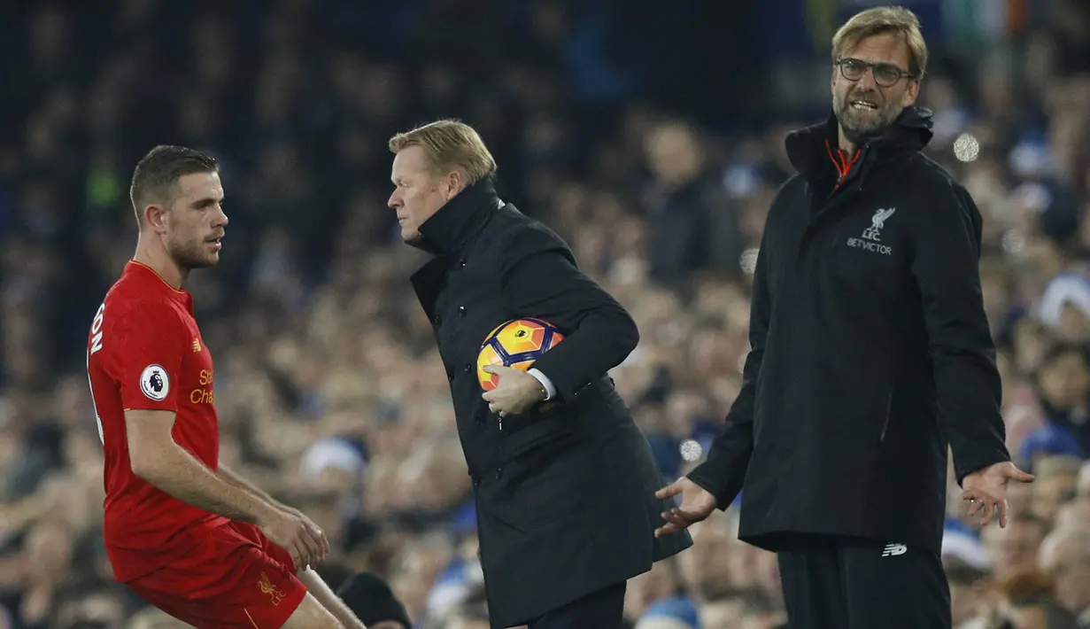 Pelatih Liverpool, Juergen Klopp, dan pelatih Everton, Ronald Koeman, memberikan instruksi kepada anak asuhnya. Jalannya pertandingan yang berlangsung alot ini membuat kedua tim hingga menit ke-90 masih bermain imbang 0-0. (Reuters/Phil Noble)