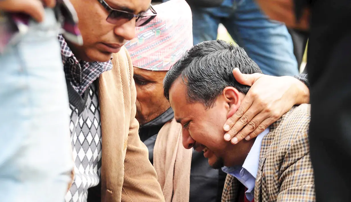 Seorang kerabat salah satu penumpang Twin Otter menangis setelah mengetahui kabar jatuhnya pesawat yang dioperasikan maskapai Tara Air itu, di bandara di Pokhara, Nepal, Rabu (24/2). (REUTERS/Krishna Mani Baral)