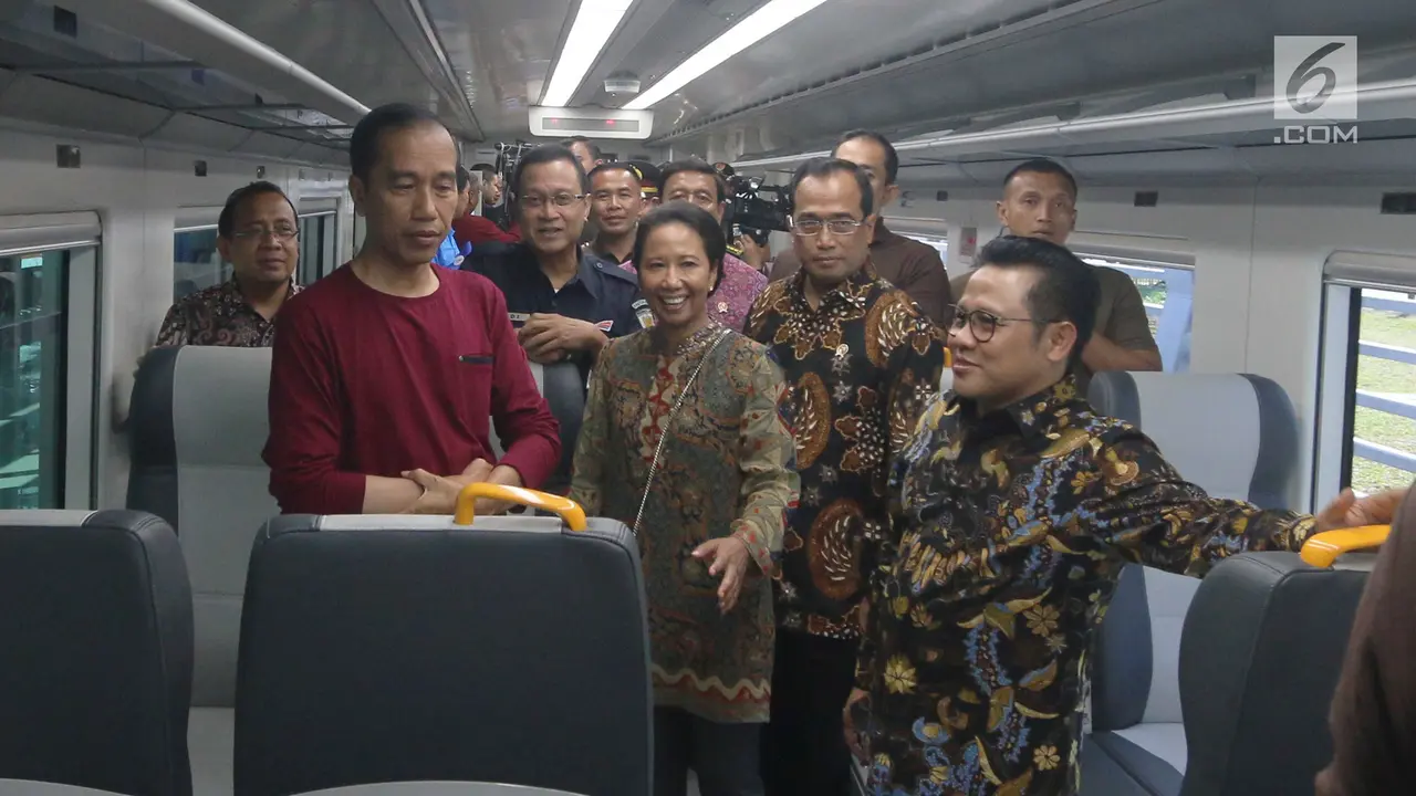 Kenakan Kaus Oblong, ini Gaya Santai Jokowi saat Jajal Kereta Bandara