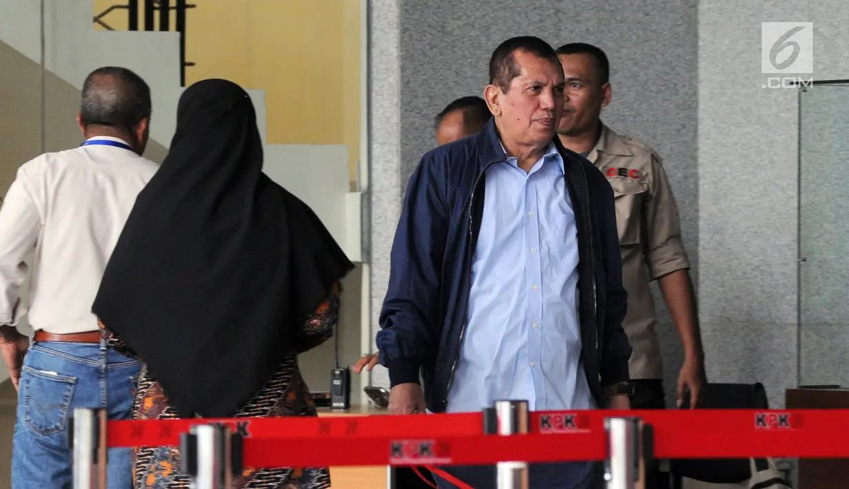 Mantan anggota DPR periode tahun 2009-2014, Chairuman Harahap usai menjalani pemeriksaan di gedung KPK, Jakarta, Selasa (10/7). Politisi dari Partai Golkar ini diperiksa sebagai saksi untuk tersangka Markus Nari. (Merdeka.com/Dwi Narwoko)
