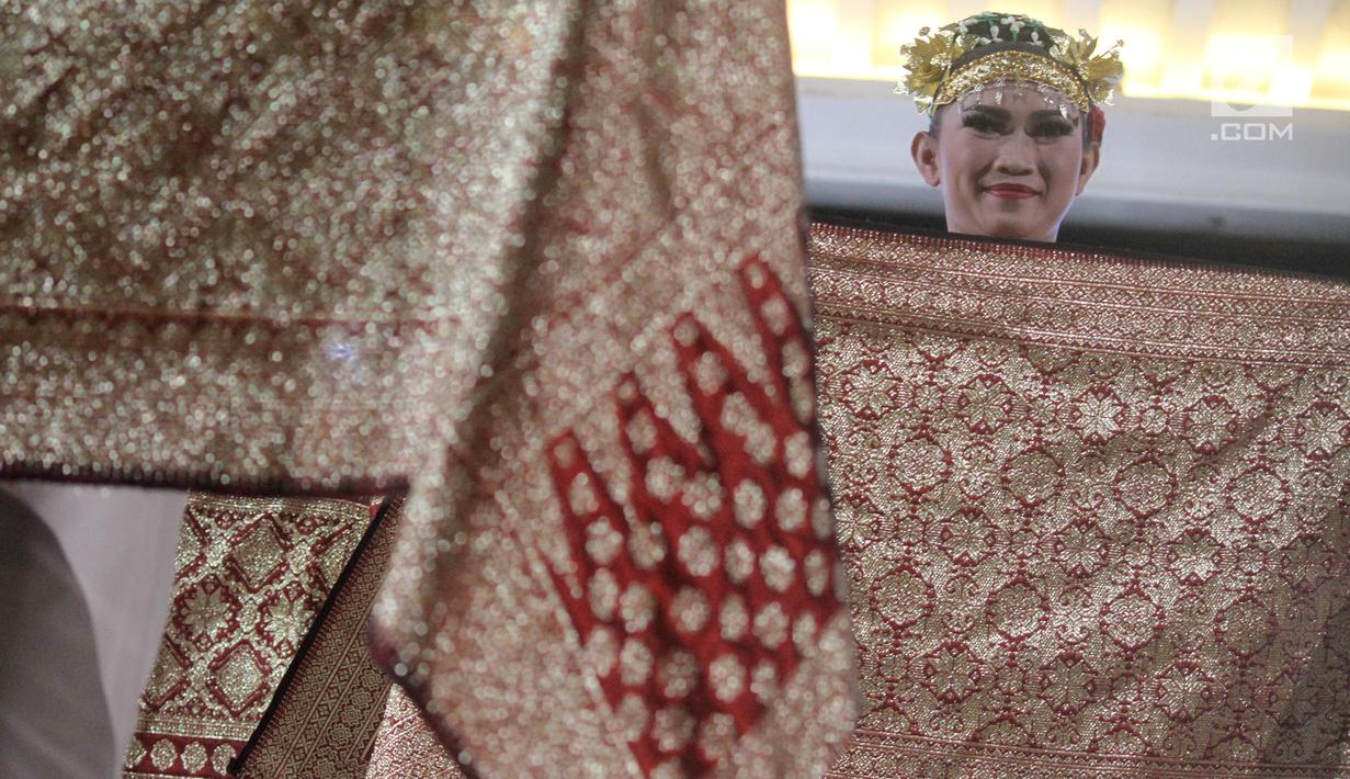 Penari membawakan tarian Gending Sriwijaya pada acara Festival Putri Bumi Sriwijaya (PBS) yang diselenggarakan oleh Indonesia Tionghoa di Jakarta, Kamis (29/3). Pagelaran ini bertujuan memperkenalkan khalayak luas. (Liputan6.com/Pool/Agus)