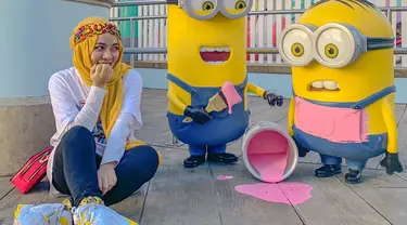 Bergaya dengan tema Minion, penampilan Sohwa sendir terlihat cukup simpel. Dirinya juga memadukan penampilan kaus putihnya dengan jilbab berwarna kuning. Bahkan, sepatu yang dikenakan Sohwa juga terlihat senada dengan gaya pakaiannya. (Liputan6.com/IG/@sohwahalilintar)