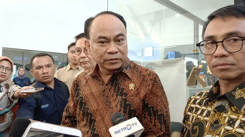 Menteri Komunikasi dan Informatika Budi Arie Setiadi  di Pos Bloc Jakarta, Rabu (23/8/2023). Arie mengatakan Kompinfo terus memutuskan akses aplikasi pinjol ilegal dan investasi bodong. (Siti/Merdeka.com)