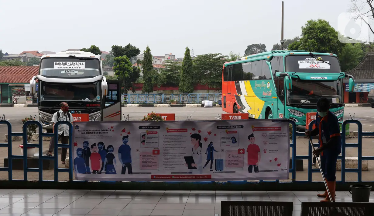 Bus AKAP terparkir di Terminal Kampung Rambutan Jakarta, Senin (30/3/2020). Untuk mencegah penyebaran virus Corona COVID-19, Dishub Pemprov DKI Jakarta menghentikan sementara layanan Bus Antar Kota Antar Provinsi pertanggal 30 Maret 2020 pukul 18.00 WIB. (Liputan6.com/Helmi Fithriansyah)