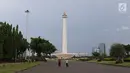 Dua warga beraktivias di kawasan Monumen Nasional (Monas), Jakarta, Sabtu (19/5). Kawasan wisata yang menjadi simbol ibukota tersebut menjadi salah satu lokasi warga untuk “ngabuburit” atau menunggu waktu berbuka puasa. (Liputan6.com/Immanuel Antonius)