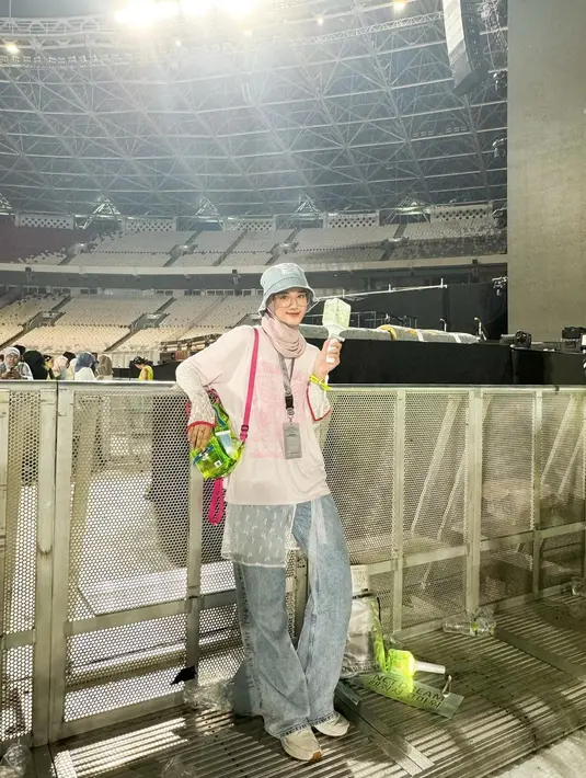 Padu padan oversized t-shirt, lace skirt, dan baggy pants beri impresi Y2K look.  [@raniaskdr_].