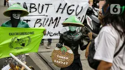 Sejumlah massa yang tergabung dalam Rukun Tani Sumberejo Pakel melakukan aksi di depan Mabes Polri, Jakarta, Kamis (17/6/2021). Massa juga meminta penghentian kriminalisasi yang dialami oleh dua petani Pakel. (Liputan6.com/Faizal Fanani)