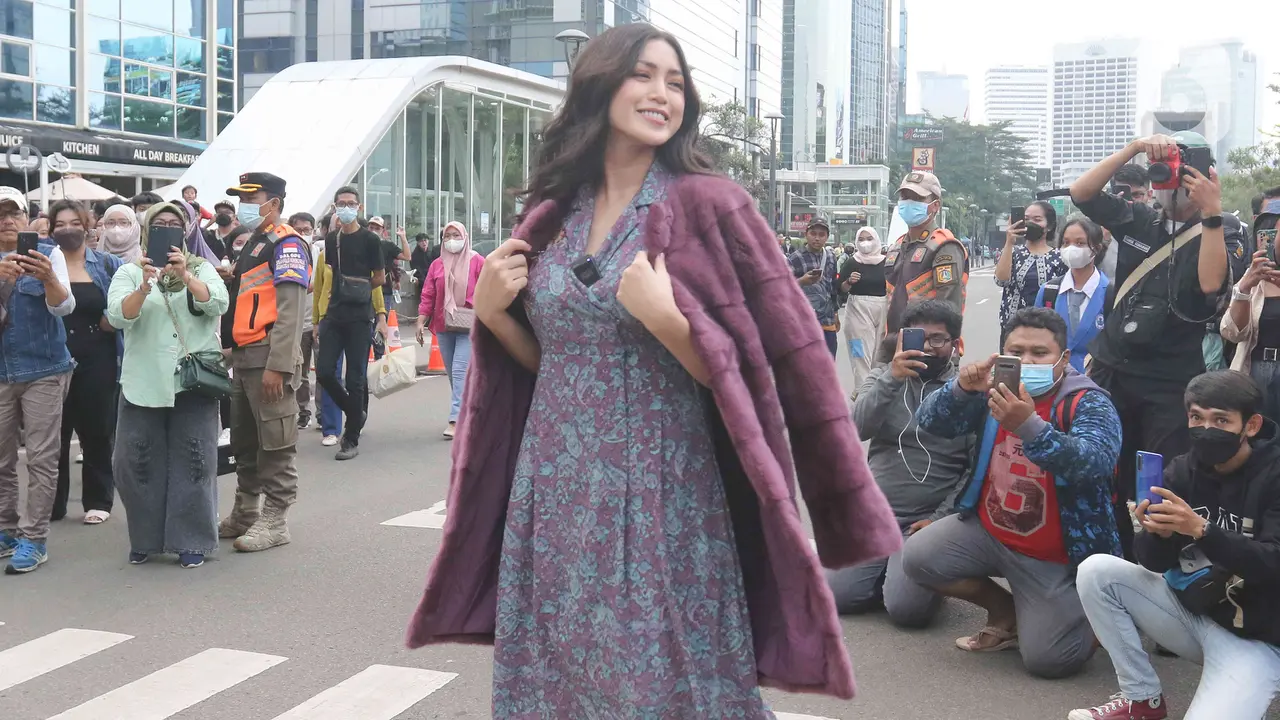 Adu Gaya Jessica Iskandar dan Gisella Anastasia di Citayam Fashion Week