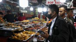 Sentra kuliner di Jalan Kramat Raya, Senen, Jakarta, tersebut tersedia aneka penganan dan makanan khas Sumatera Barat. (Liputan6.com/Herman Zakharia)
