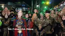 Arumi Bachsin yang juga sebagai Ketua Dekranasda Provinsi Jawa Timur tampil dengan busana menawan. [dok. Instagram/cahyo_utomo]