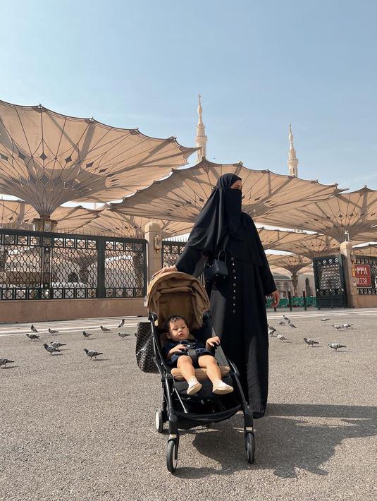 <p>Paula Verhoeven berfoto bersama anak bungsunya saat berada di Masjid Nabawi, Madinah. (Foto: Instagram/ paula_verhoeven)</p>